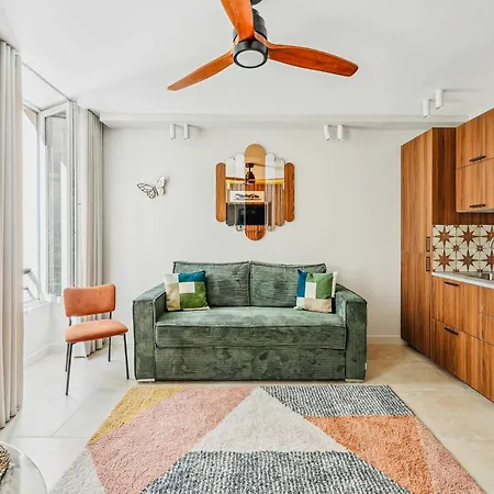 2bdr - 6p Le Marais Apartment